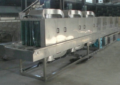 Integrated machine for basket washing, box washing and drying