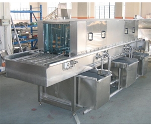 Turnover basket cleaning equipment